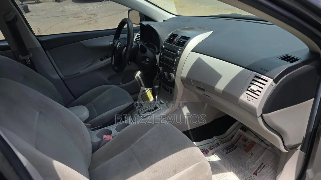 Toyota Corolla LE 4dr Sedan (1.8L 4cyl 4A) 2012 Gray
