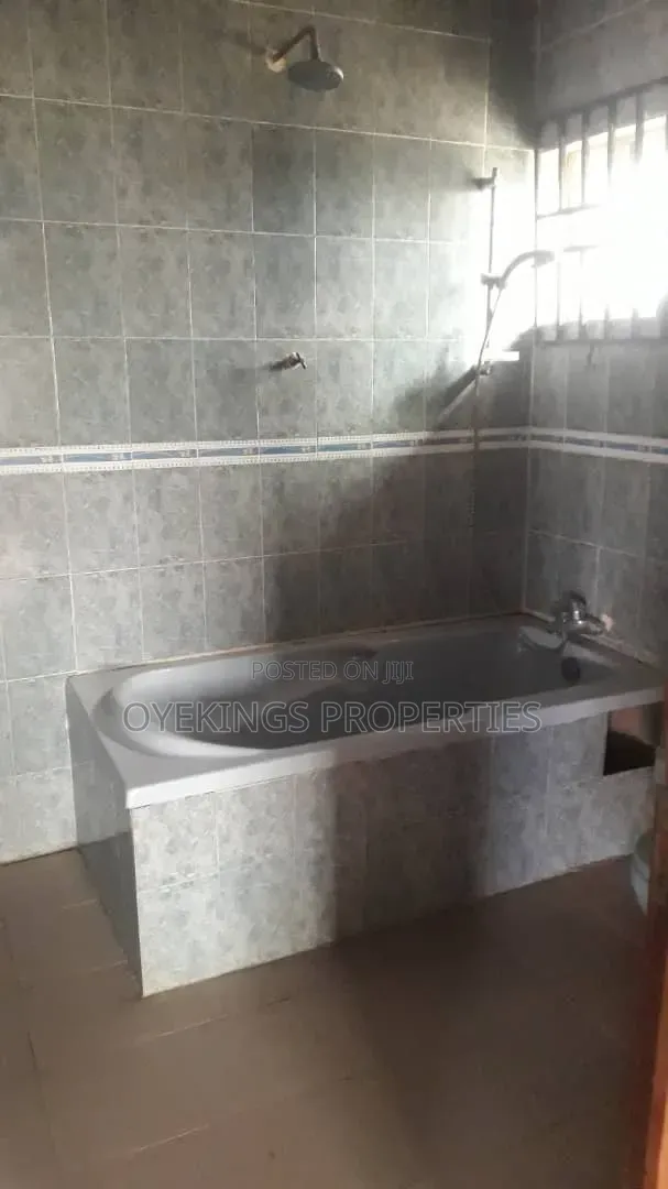 4bdrm Bungalow in Odoona, Oluyole Estate for sale