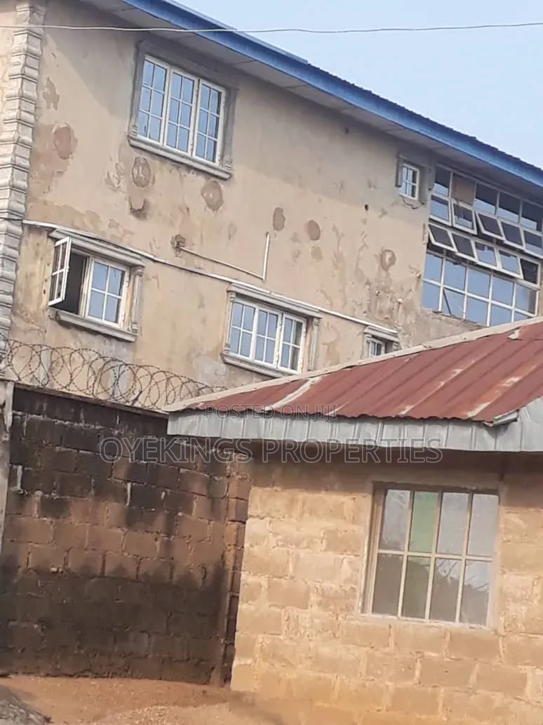 4bdrm Bungalow in Odoona, Oluyole Estate for sale