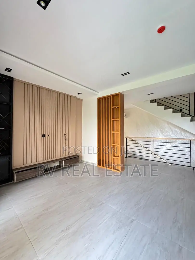 4bdrm Duplex in Obanikoro for sale
