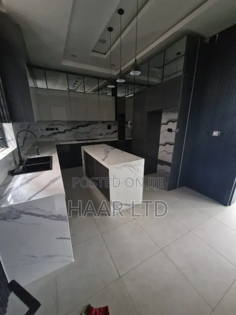 5bdrm Duplex in Osapa london for sale