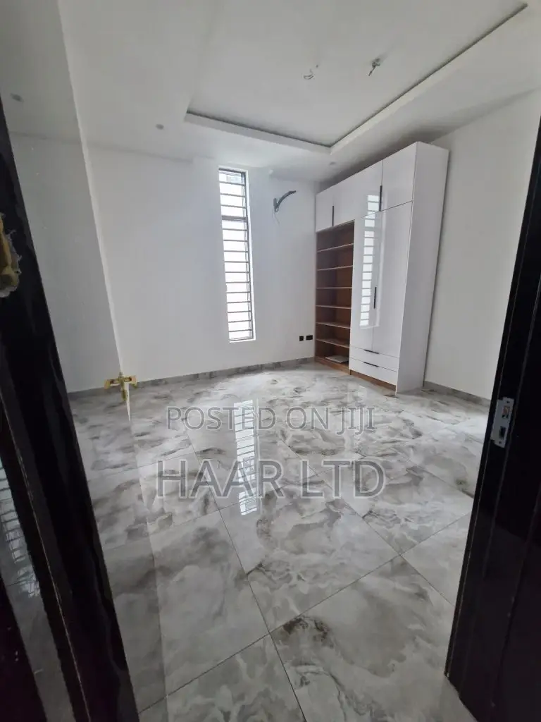 5bdrm Duplex in Osapa london for sale