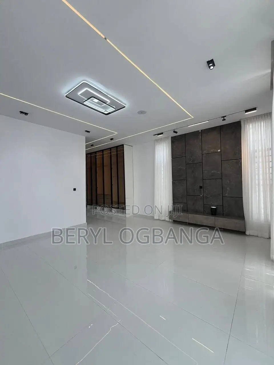 5bdrm Duplex in Ikota for sale