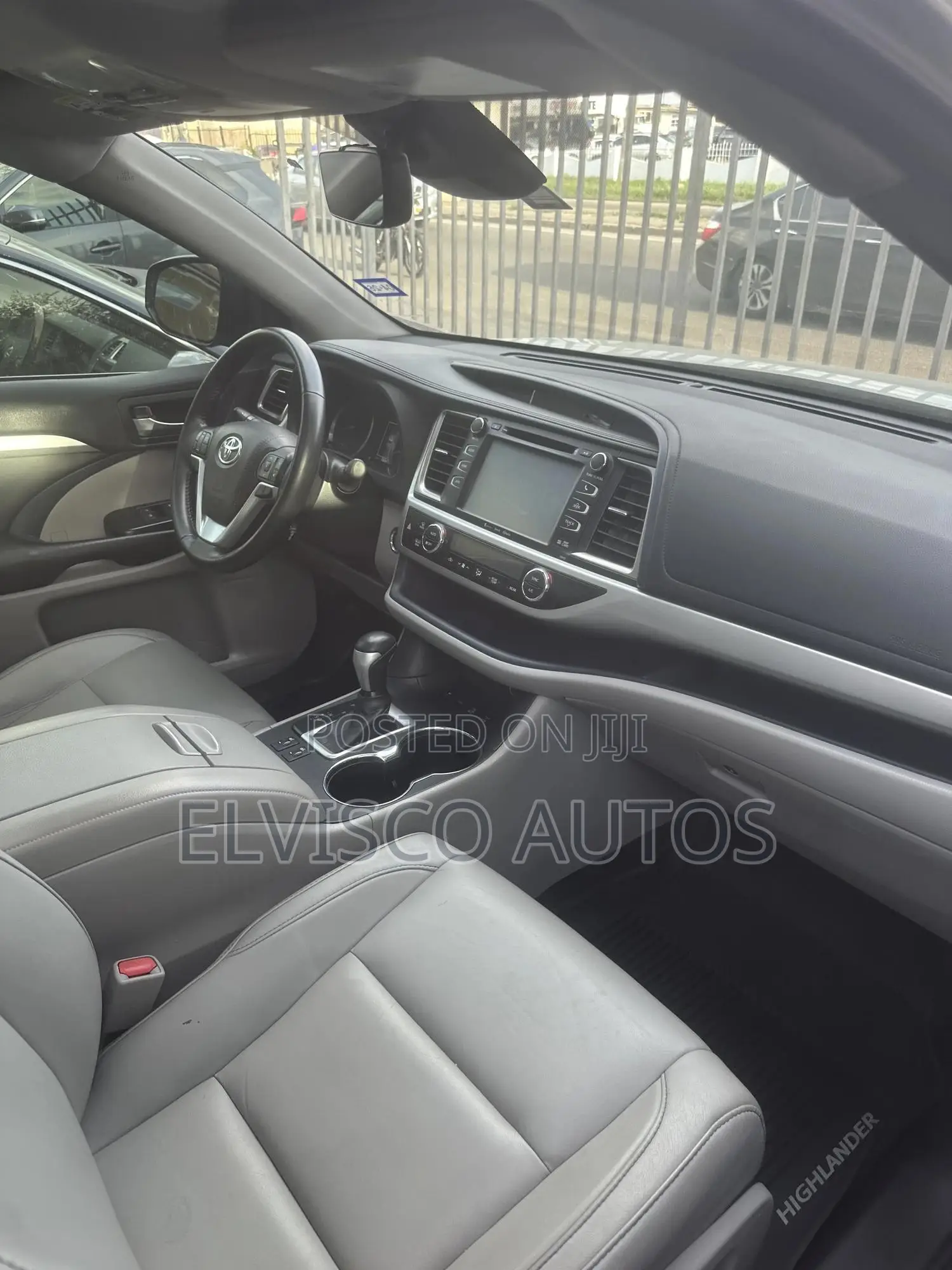 Toyota Highlander XLE 4x4 V6 (3.5L 6cyl 8A) 2018 Gray