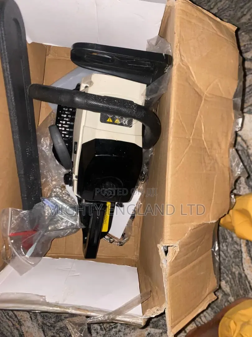 Power Plus Pp2500w Gasoline Chainsaw With 20-Inch Bar a 52cc Engine