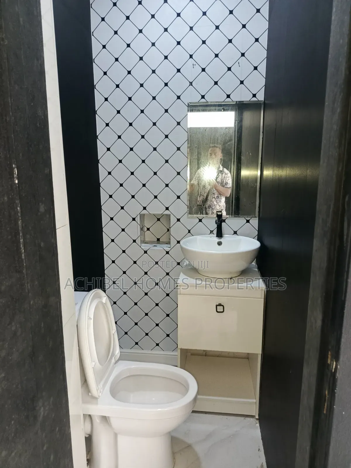 Mini Flat in Off Bourdillon for rent