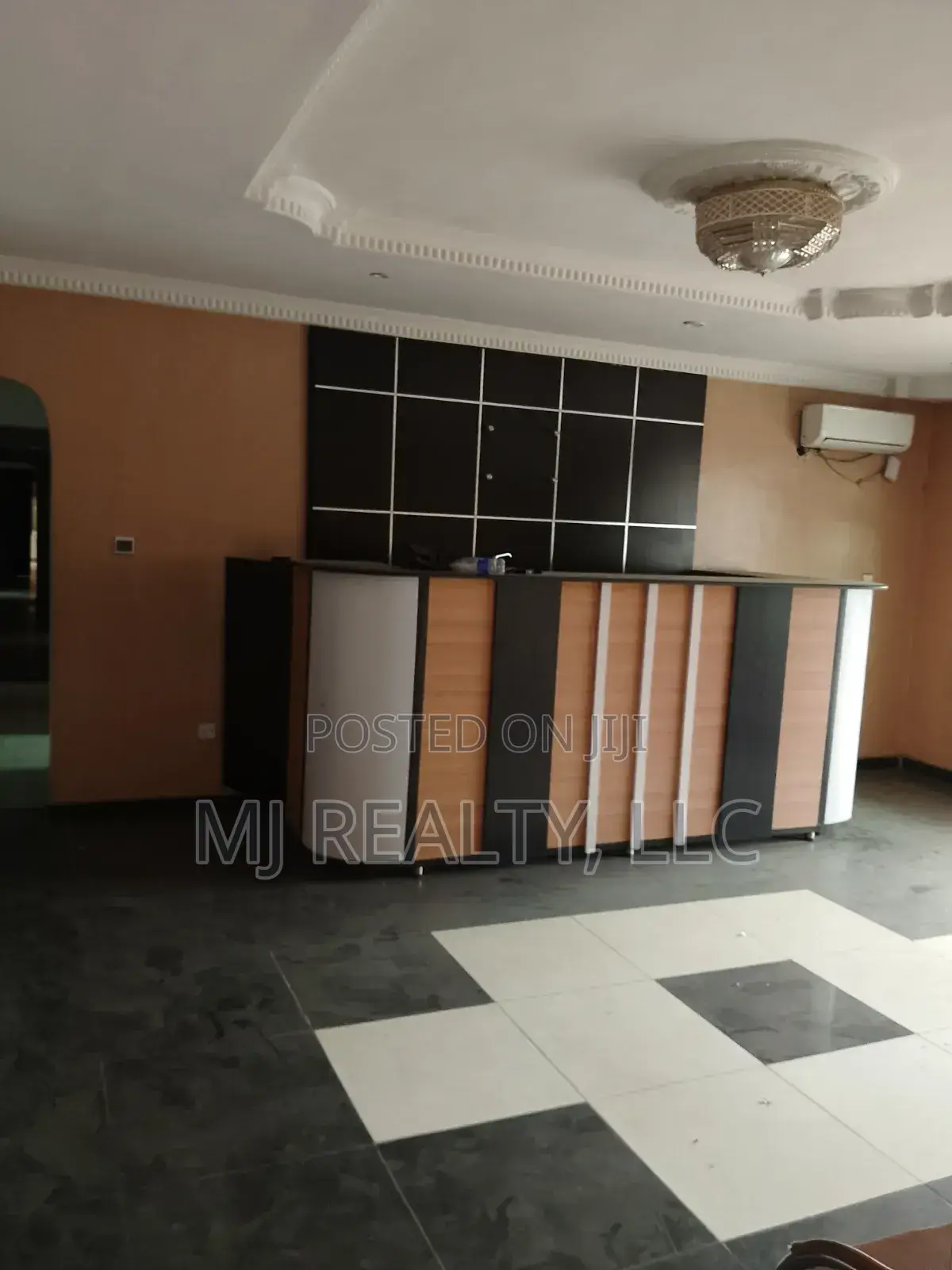 Ikeja: 27 Rooms Hotel for Lease