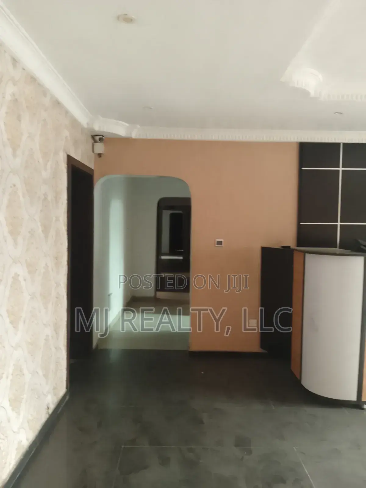 Ikeja: 27 Rooms Hotel for Lease