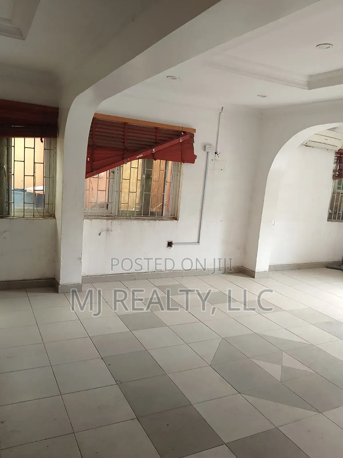 Ikeja: 27 Rooms Hotel for Lease