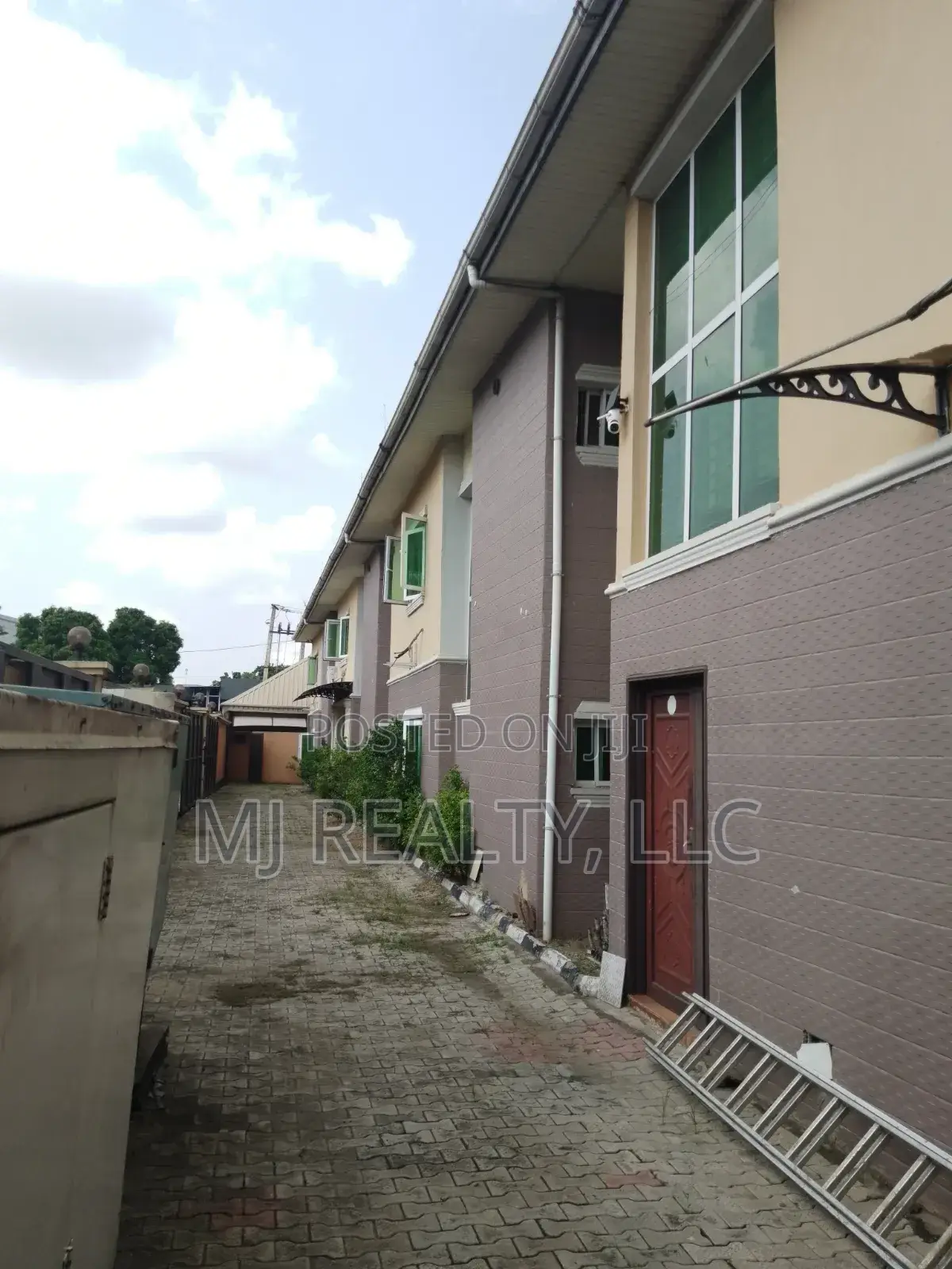 Ikeja: 27 Rooms Hotel for Lease