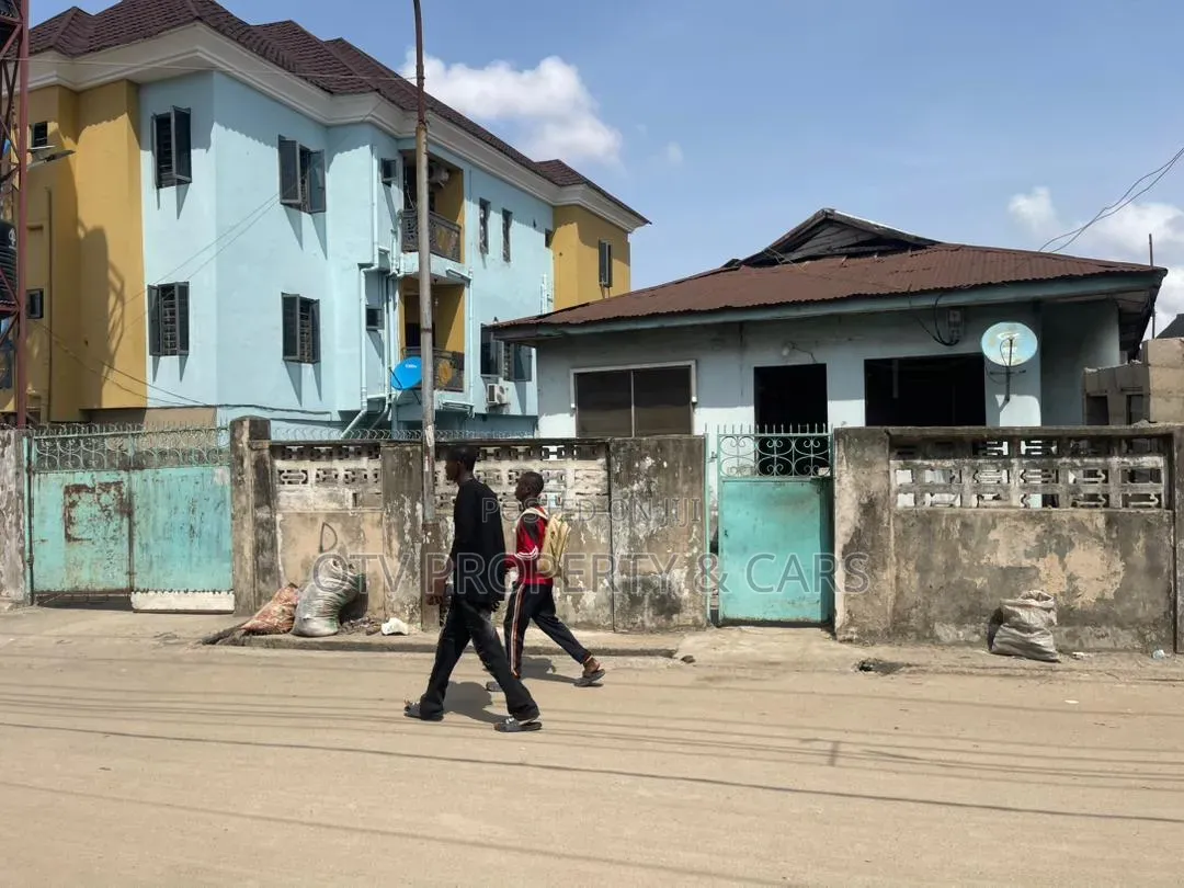 8bdrm Bungalow in Ebute Metta for sale