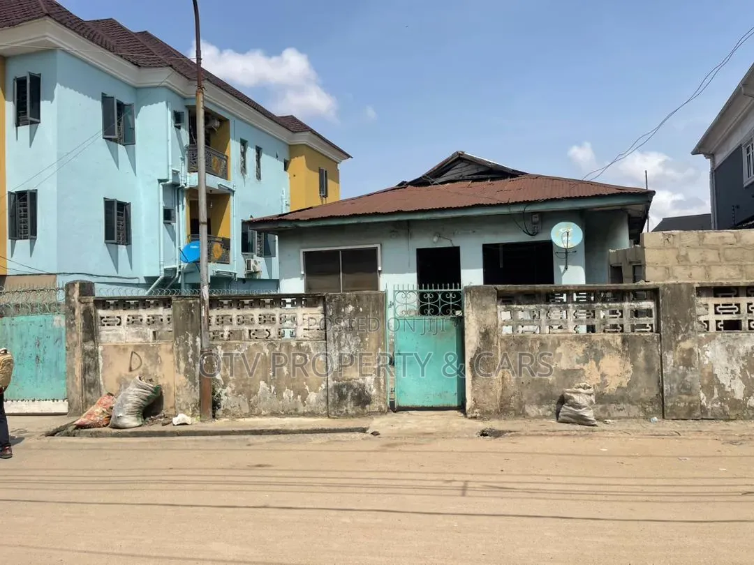 8bdrm Bungalow in Ebute Metta for sale