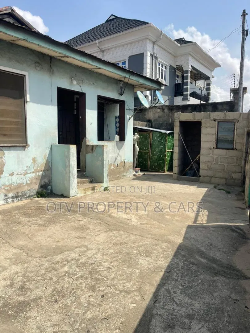 8bdrm Bungalow in Ebute Metta for sale