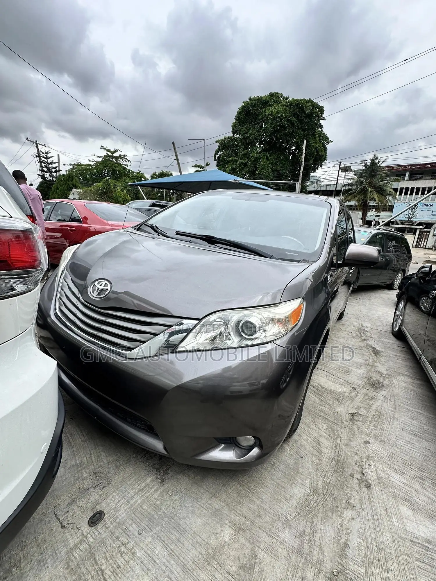 Toyota Sienna XLE AWD 7-Passenger 2013 Gray