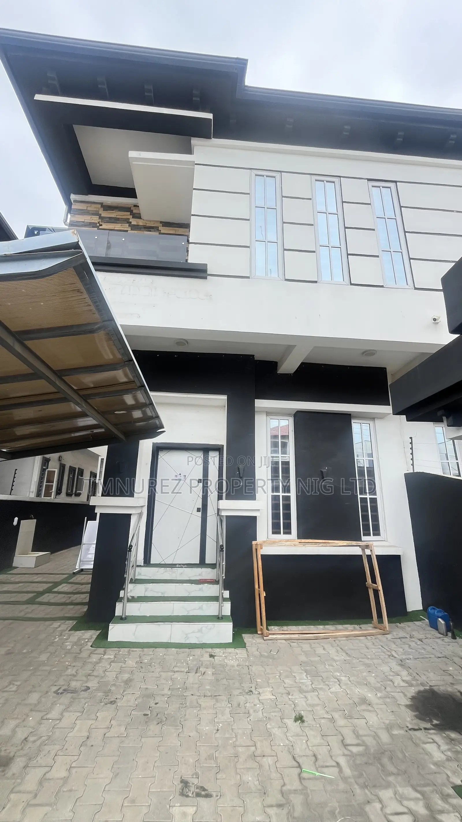 4bdrm Duplex in Ikota Estate for rent