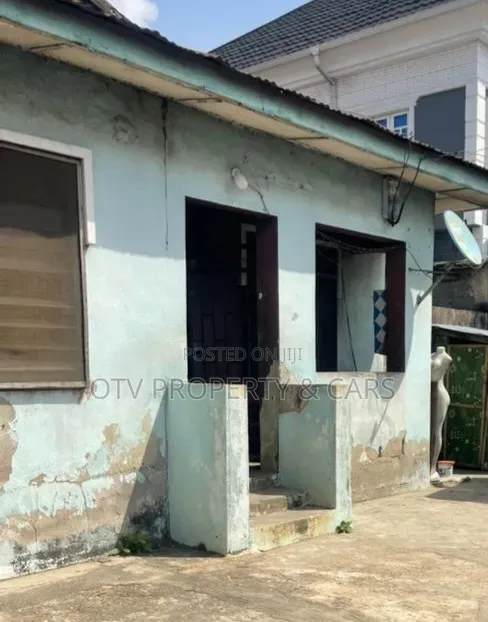 8bdrm Bungalow in Ebute Metta for sale