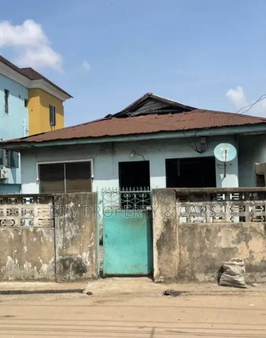 8bdrm Bungalow in Ebute Metta for sale
