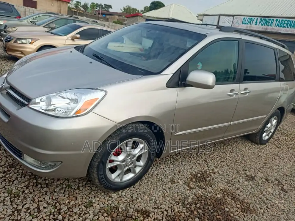 Toyota Sienna XLE Limited AWD 2006 Gold