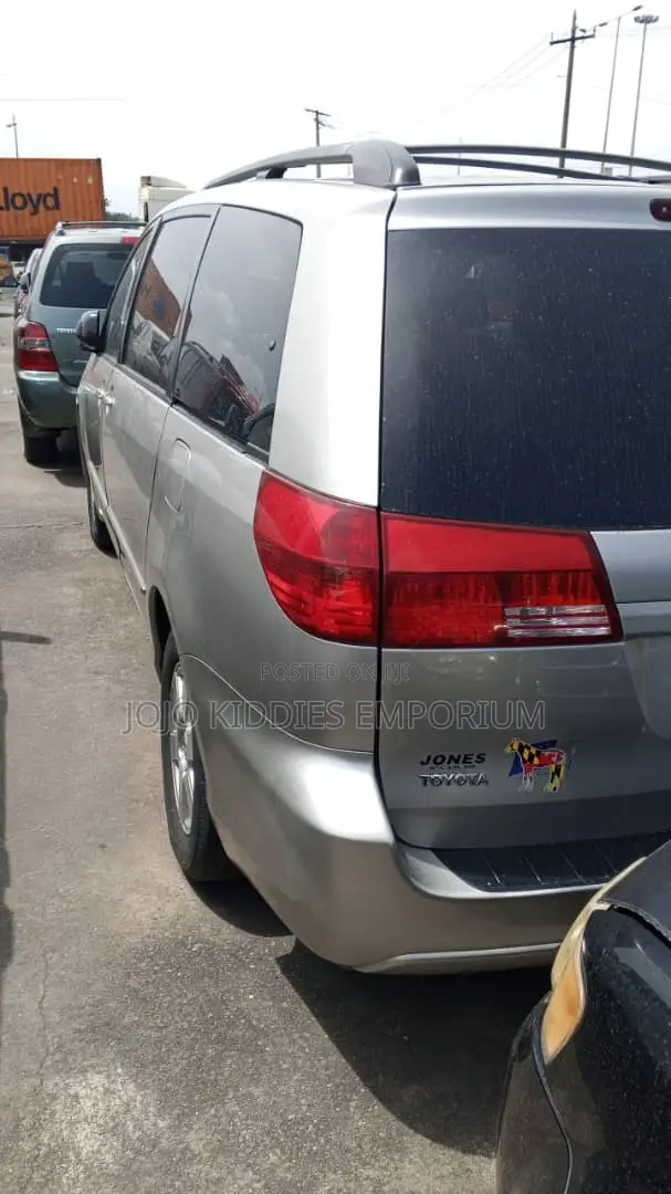 Toyota Sienna 2005 Silver