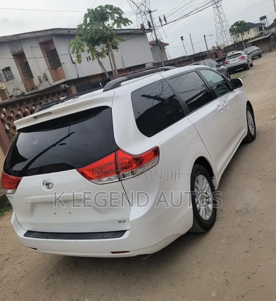 Toyota Sienna XLE 8-Passenger 4dr Minivan (3.5L 6cyl 6A) 2014 Off white