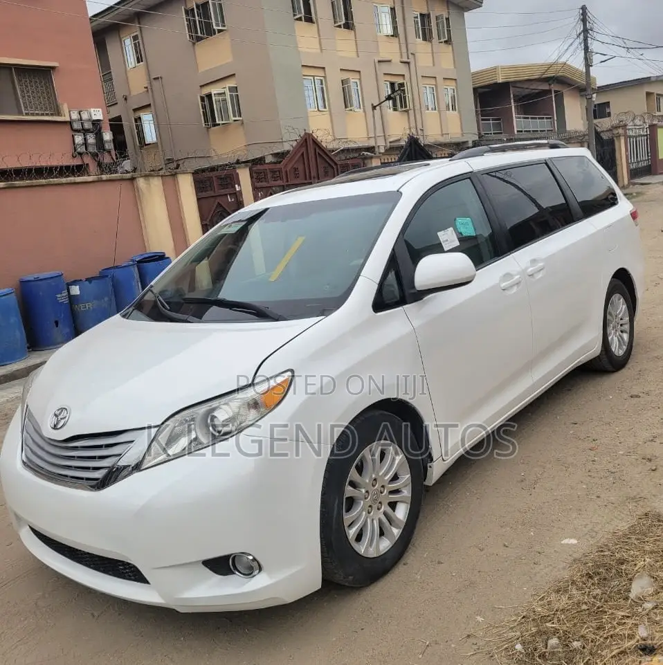 Toyota Sienna XLE 8-Passenger 4dr Minivan (3.5L 6cyl 6A) 2014 Off white