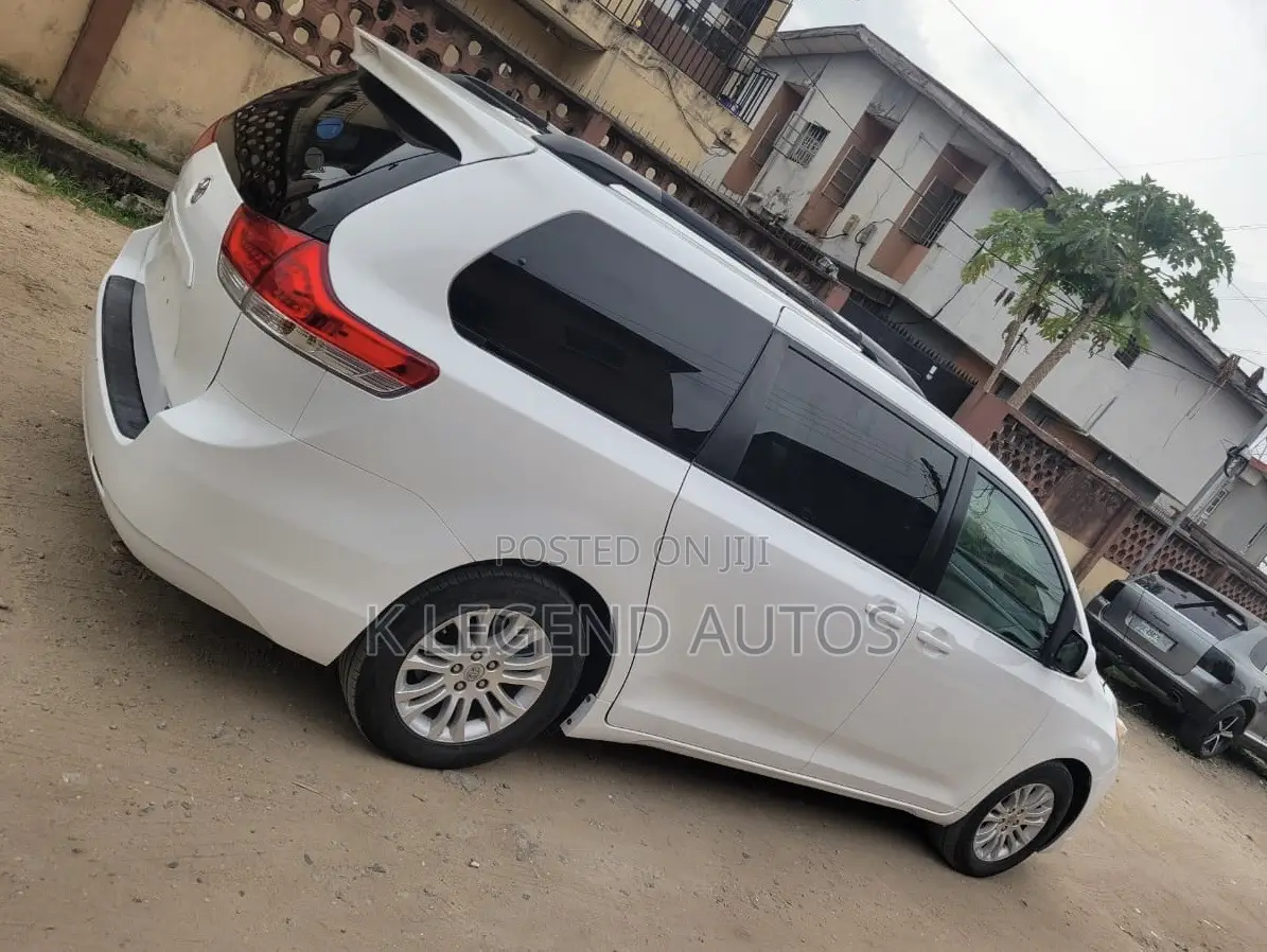 Toyota Sienna XLE 8-Passenger 4dr Minivan (3.5L 6cyl 6A) 2014 Off white