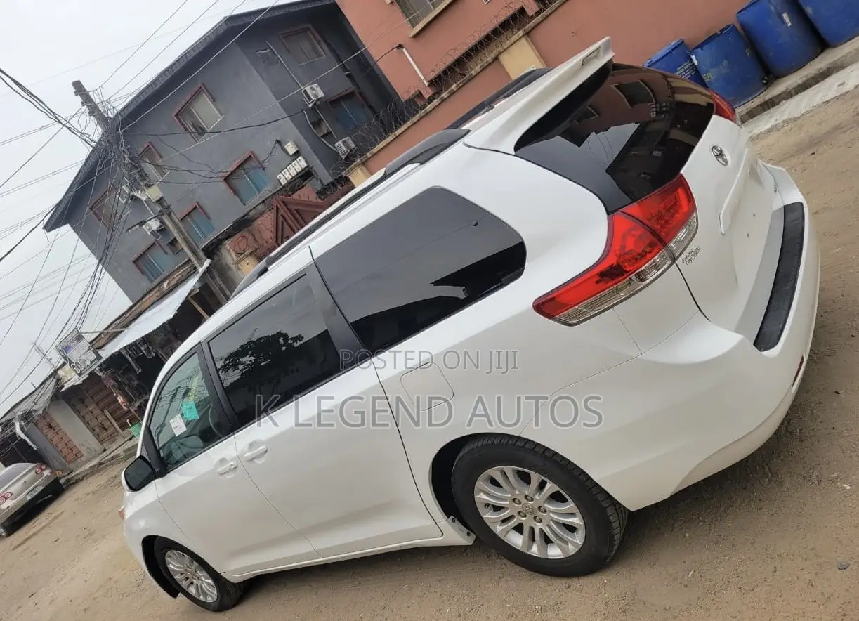 Toyota Sienna XLE 8-Passenger 4dr Minivan (3.5L 6cyl 6A) 2014 Off white