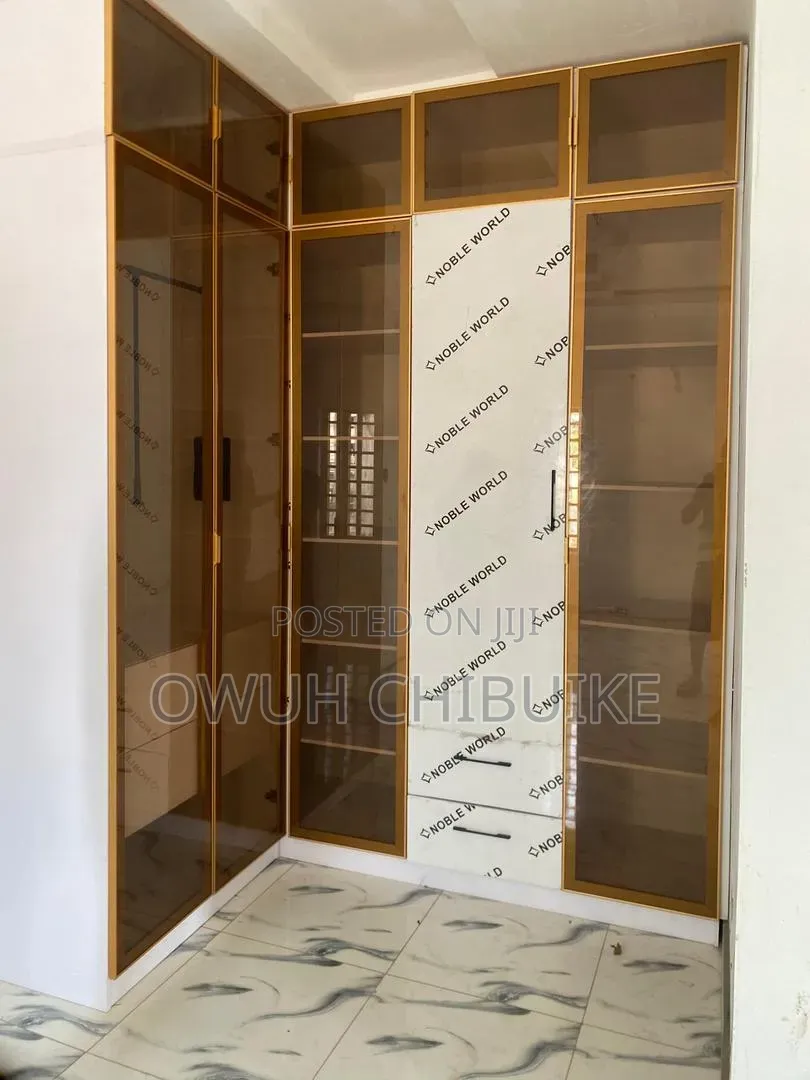 Glass Wall Drupe And Kitchen Cabinet