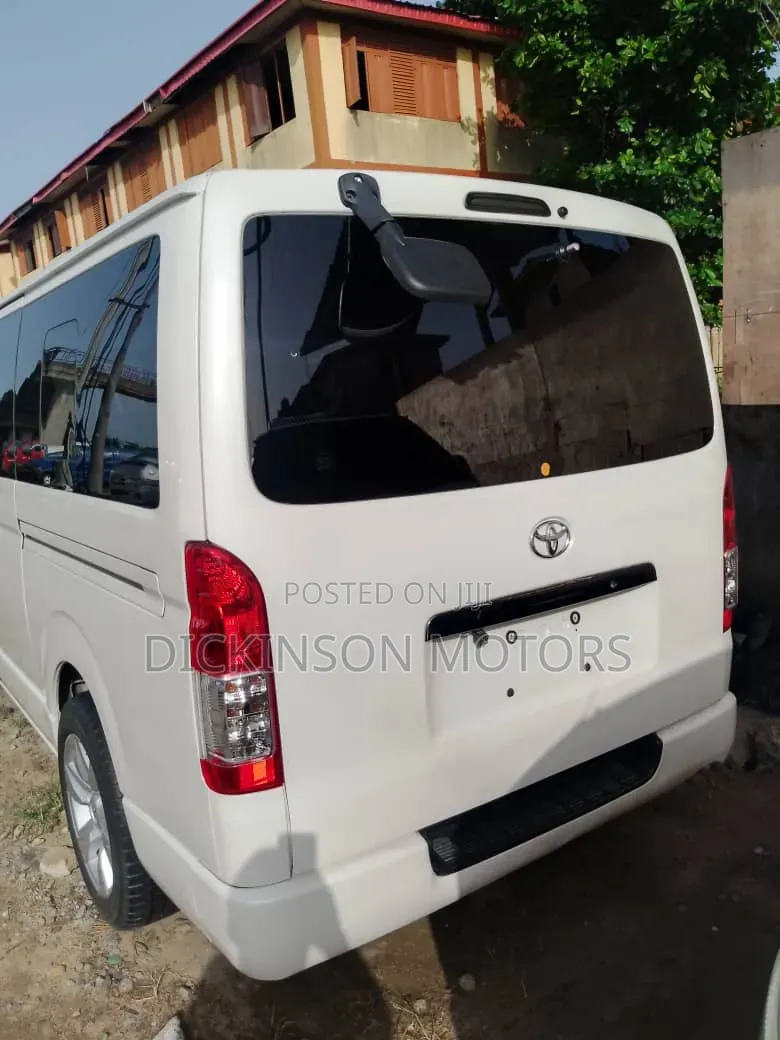 Toyota HiAce 2014 White
