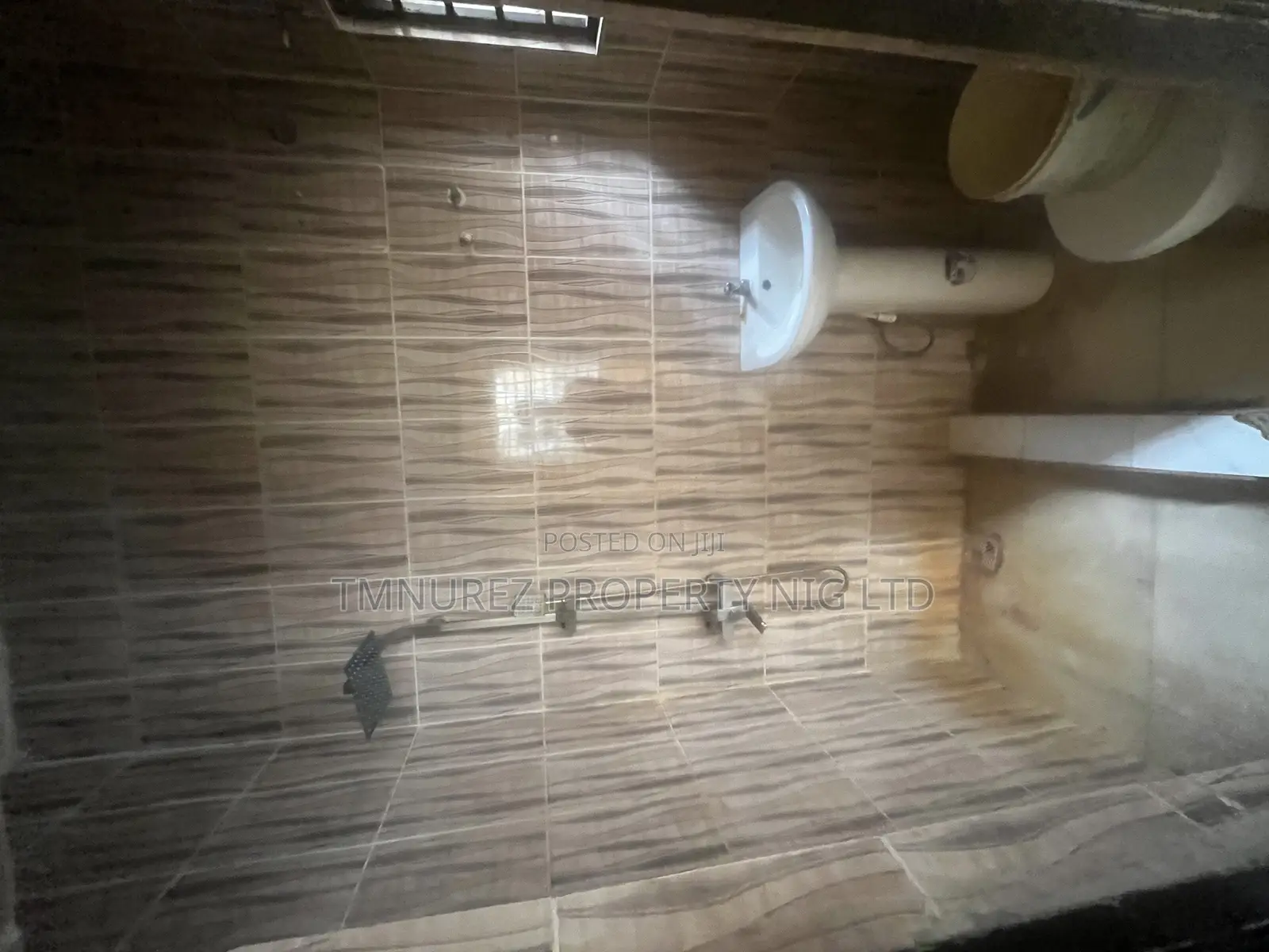 5bdrm Duplex in Ikota Estate for rent