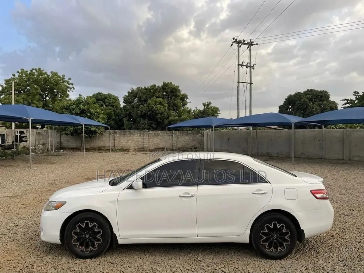 Toyota Camry Base 4dr Sedan (2.5L 4cyl 6M) 2011 White