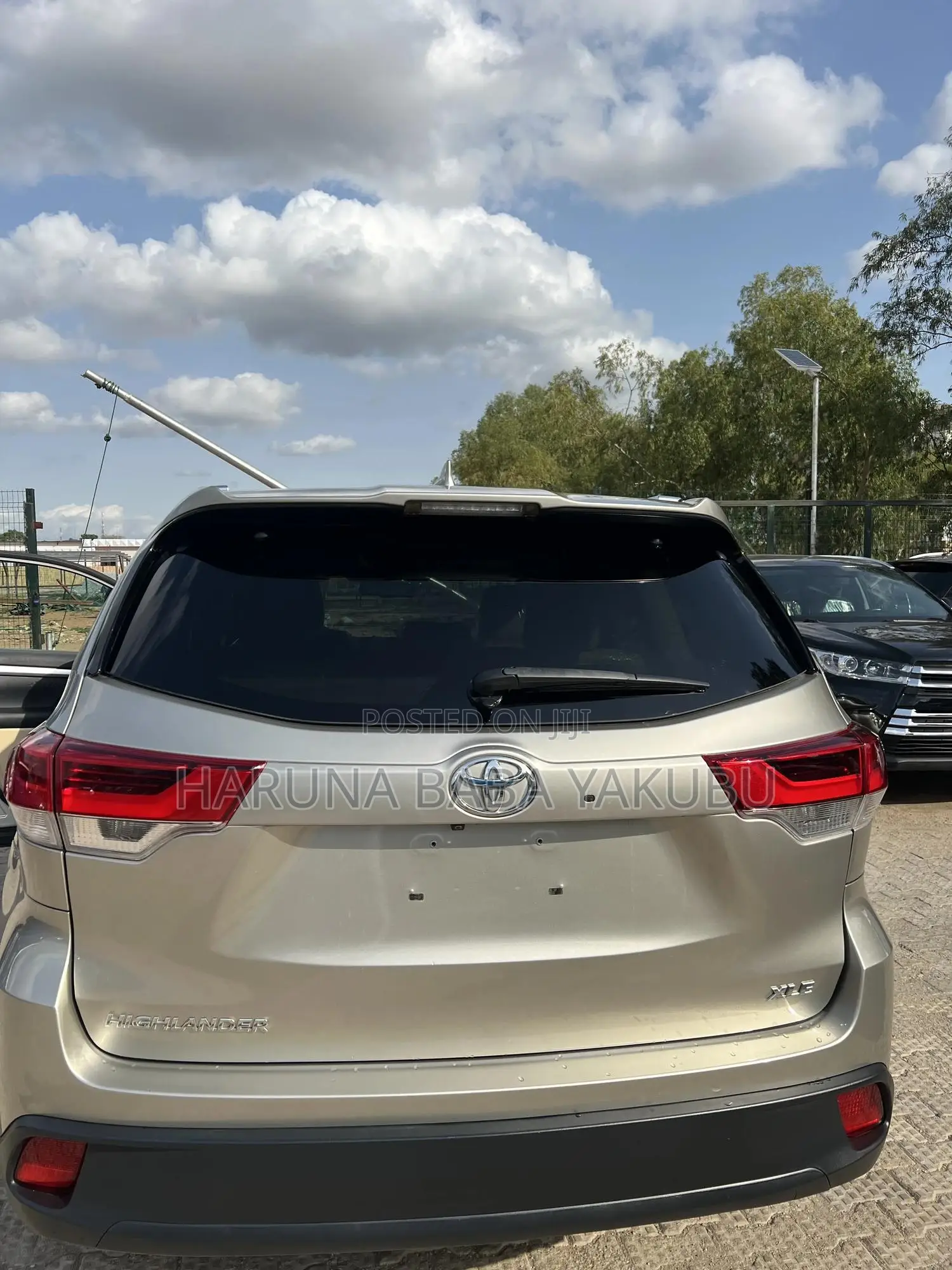 Toyota Highlander XLE 4x2 V6 (3.5L 6cyl 8A) 2017 Gold