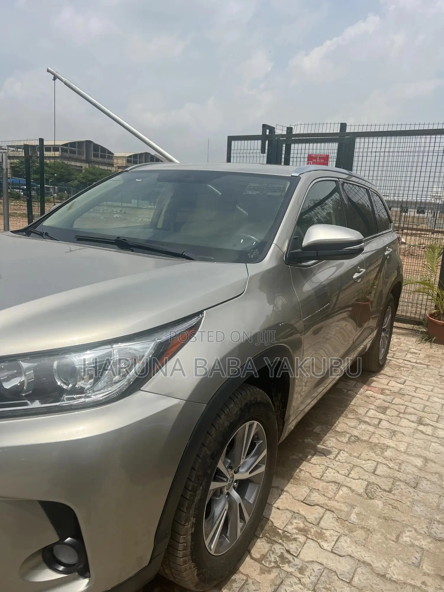 Toyota Highlander XLE 4x2 V6 (3.5L 6cyl 8A) 2017 Gold