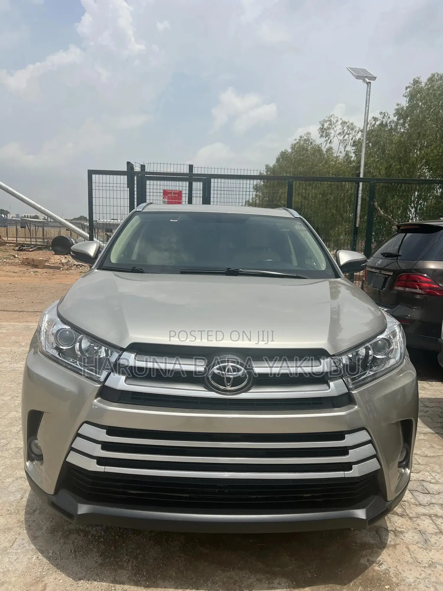 Toyota Highlander XLE 4x2 V6 (3.5L 6cyl 8A) 2017 Gold