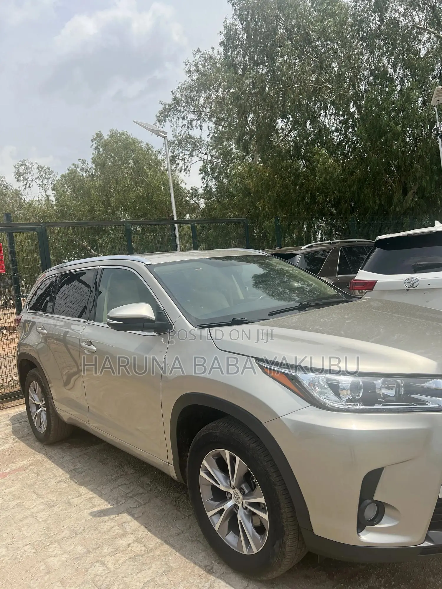 Toyota Highlander XLE 4x2 V6 (3.5L 6cyl 8A) 2017 Gold