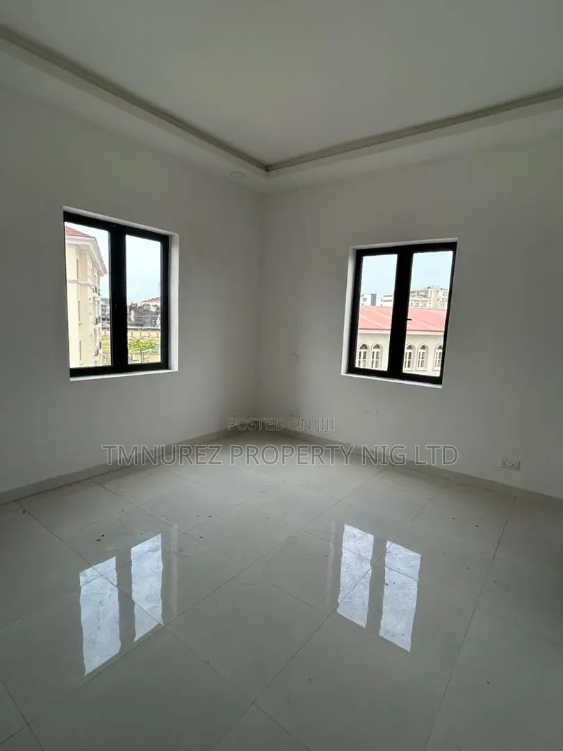 3bdrm Apartment in Lekki Phase 1 for rent