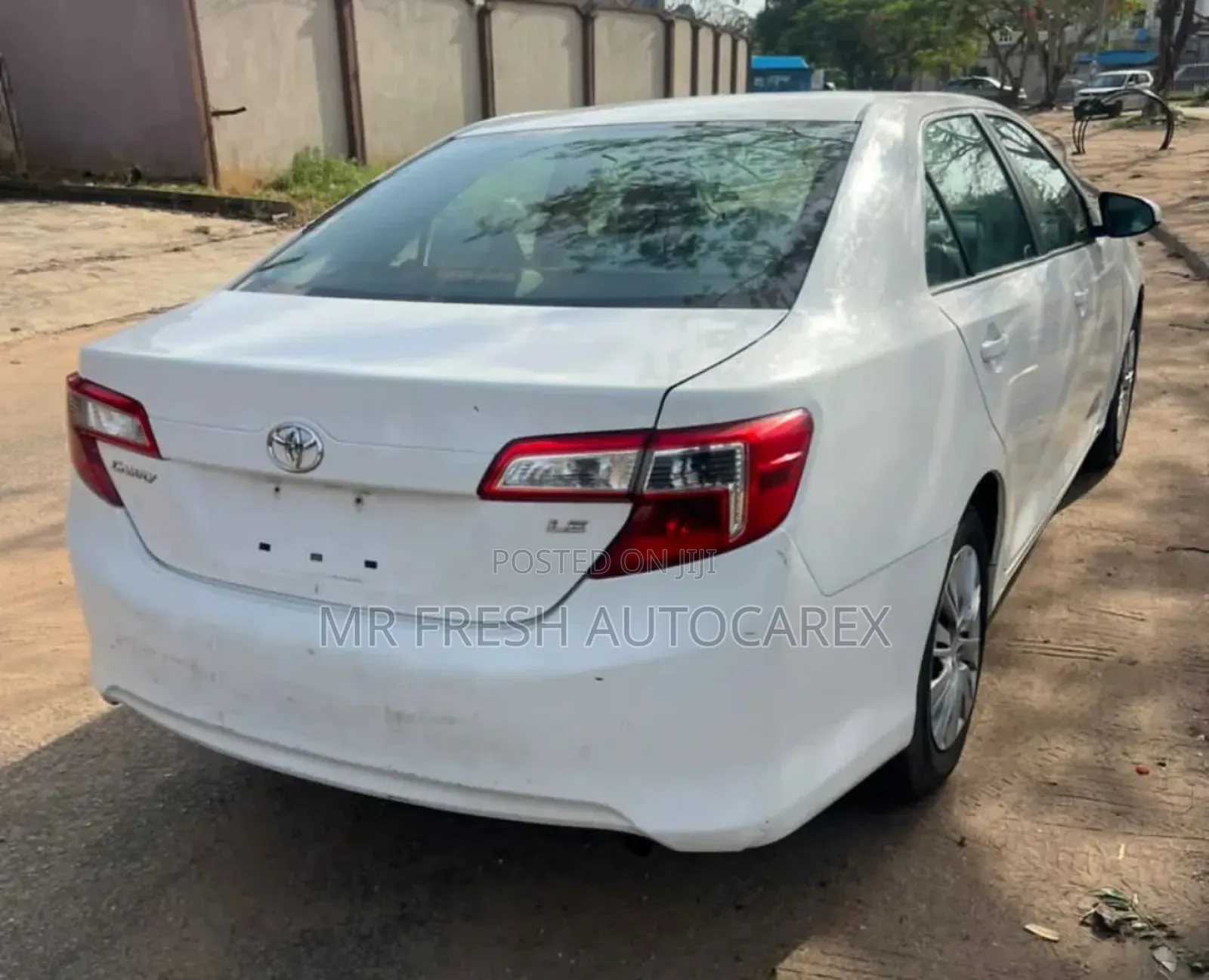 Toyota Camry LE 4dr Sedan w/Prod. End 11/13 (2.5L 4cyl 6A) 2014 White
