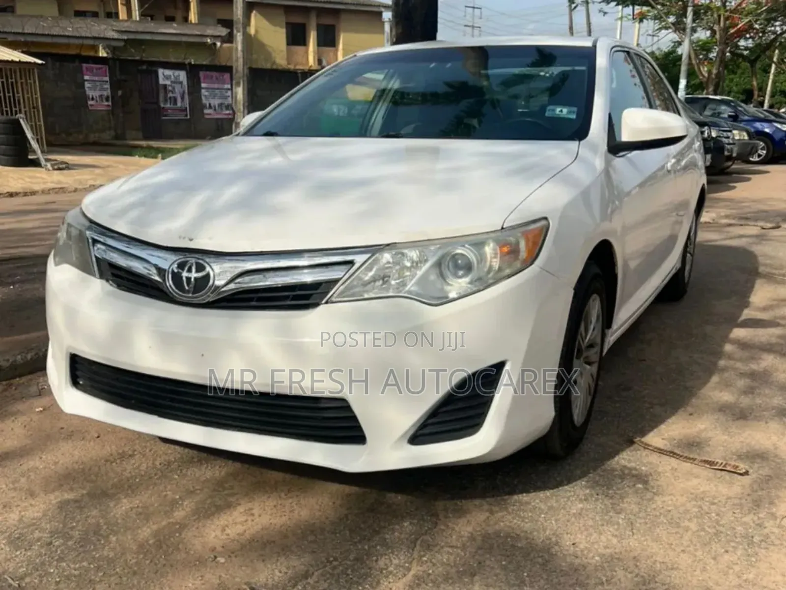 Toyota Camry LE 4dr Sedan w/Prod. End 11/13 (2.5L 4cyl 6A) 2014 White