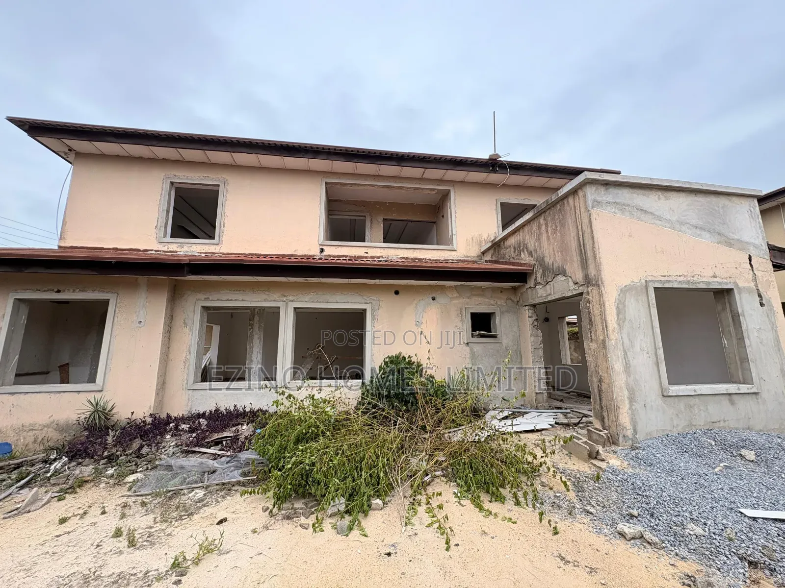 4bdrm Bungalow in Mini Estate, Lekki Phase 1 for sale