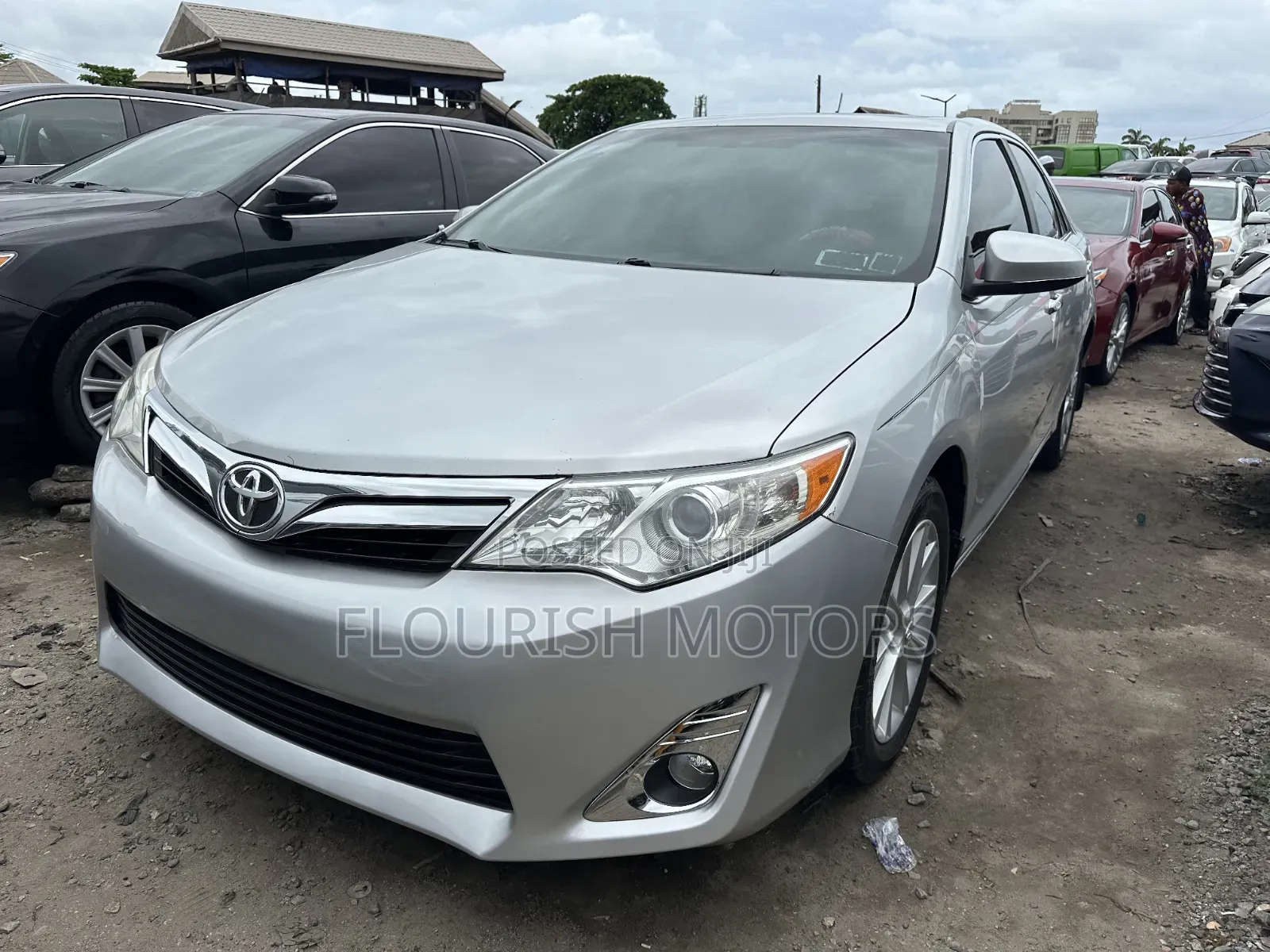 Toyota Camry XLE V6 4dr Sedan (3.5L 6cyl 6A) 2013 Silver