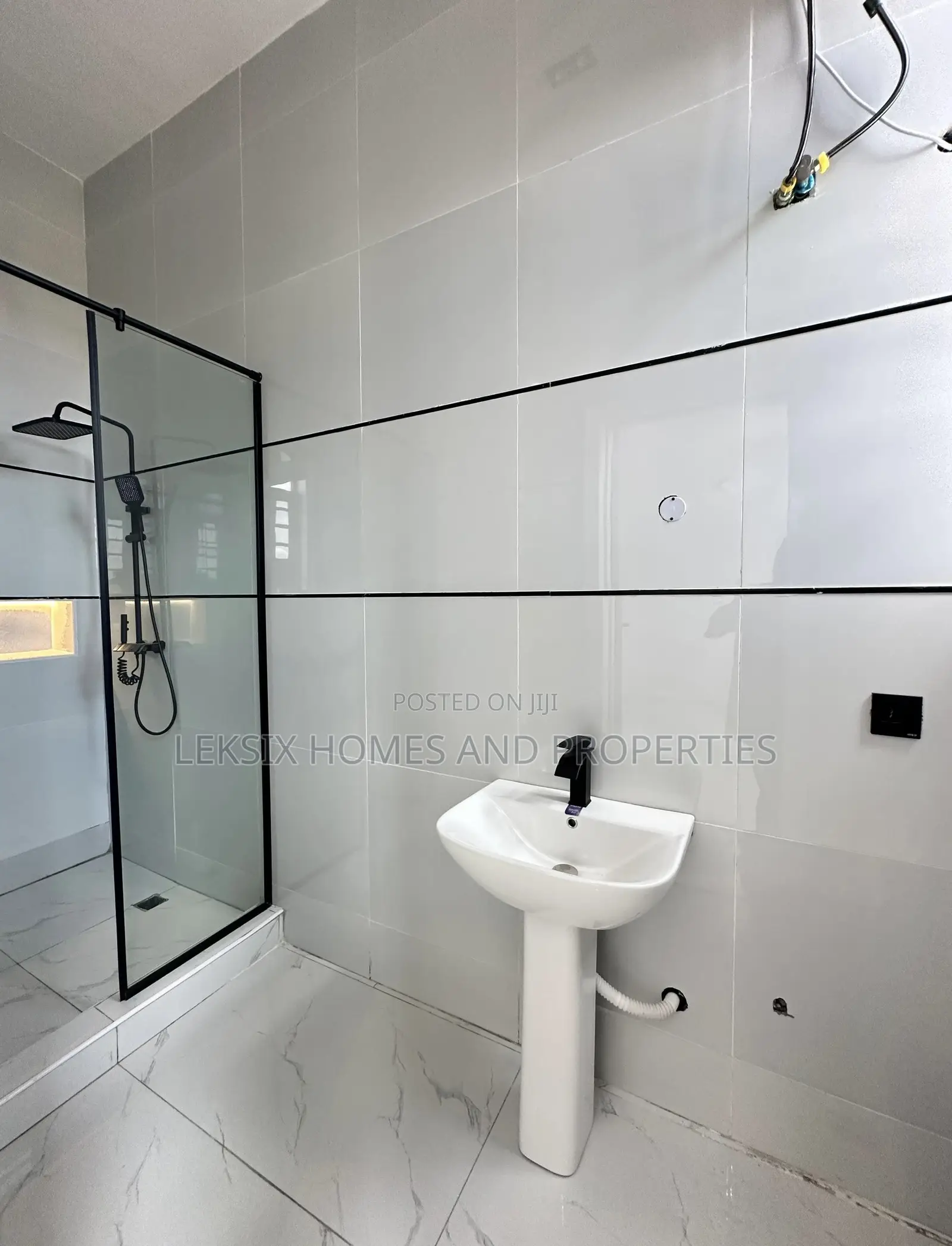 5bdrm Duplex in A Well Secured, Lekki Phase 2 for sale