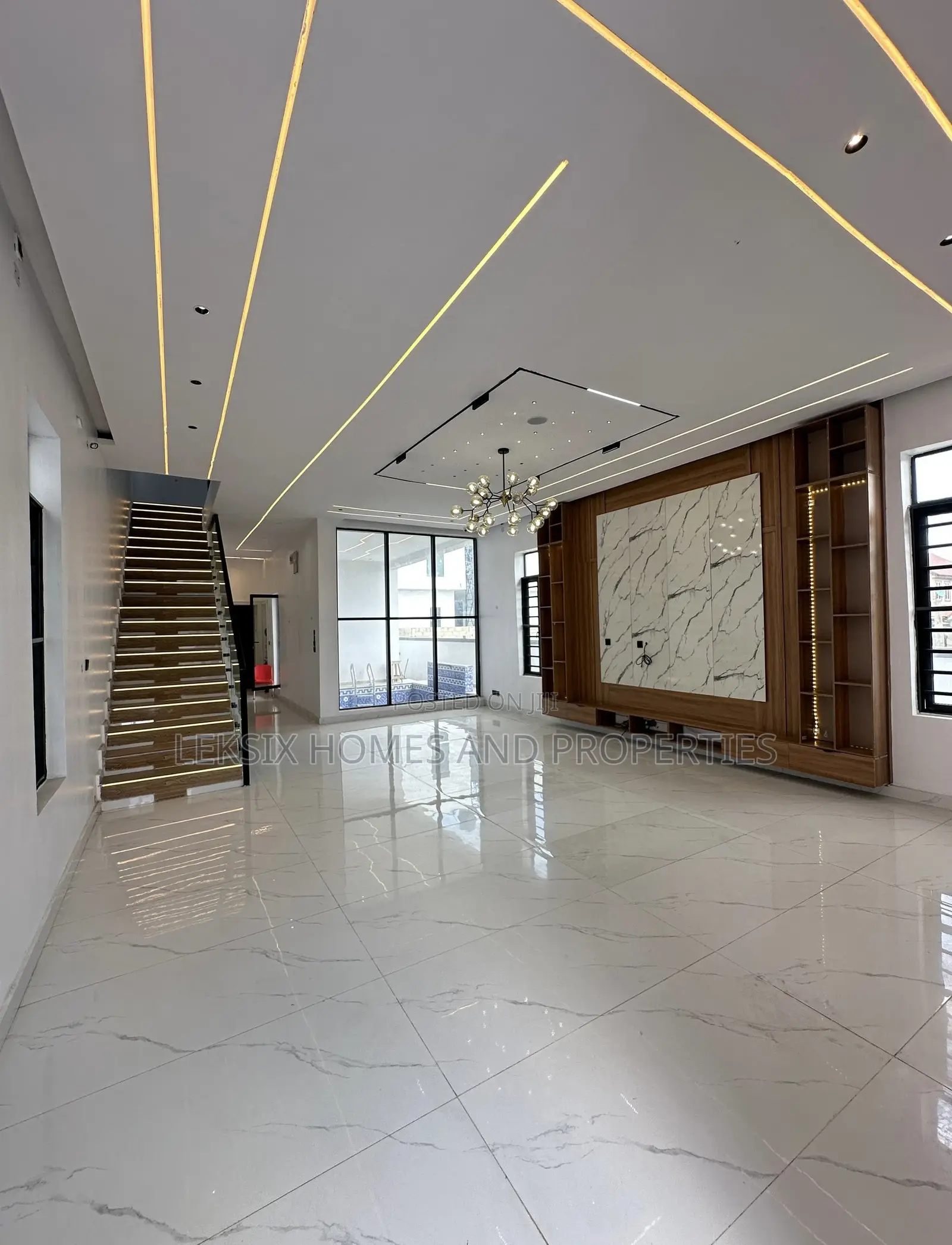 5bdrm Duplex in A Well Secured, Lekki Phase 2 for sale