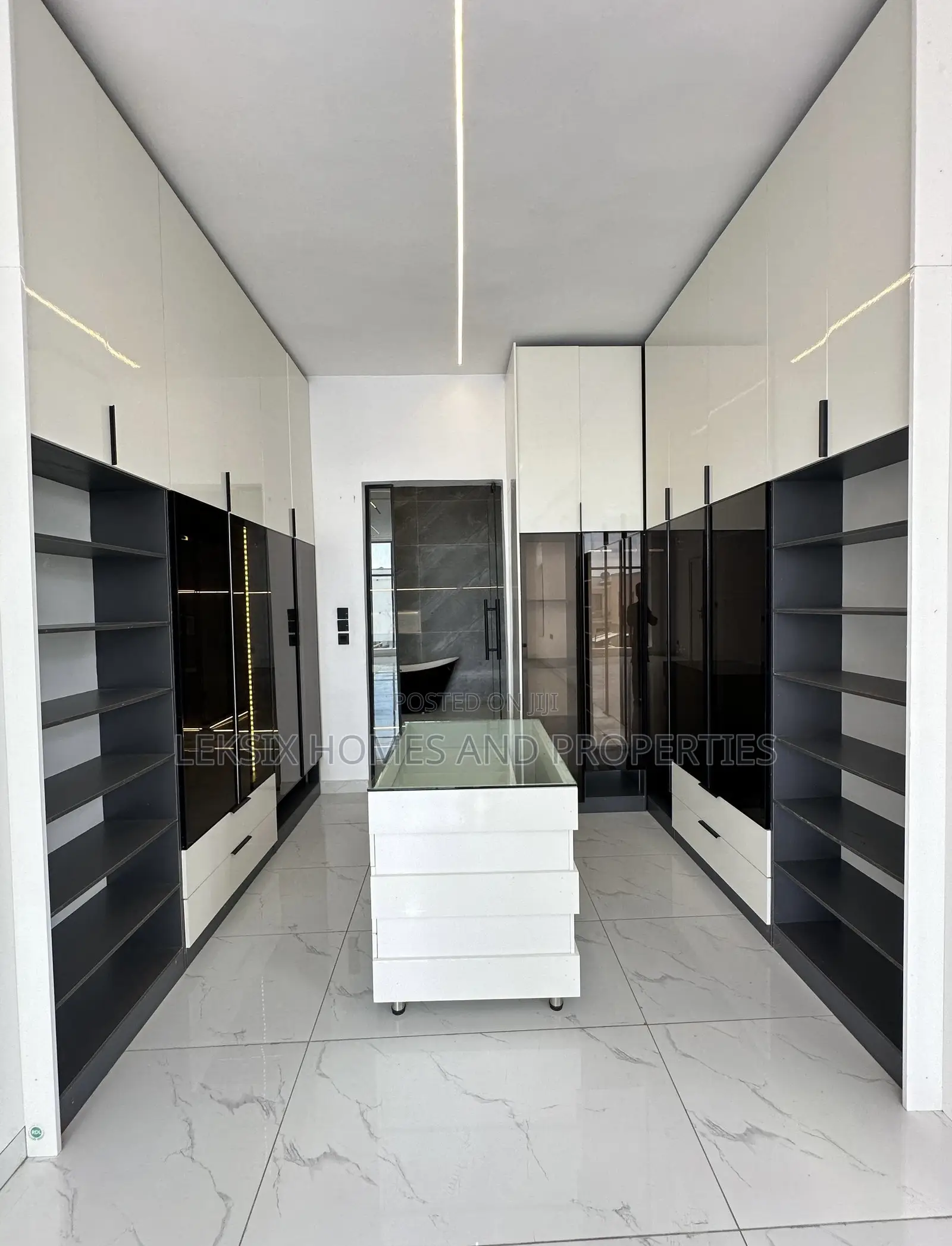 5bdrm Duplex in A Well Secured, Lekki Phase 2 for sale