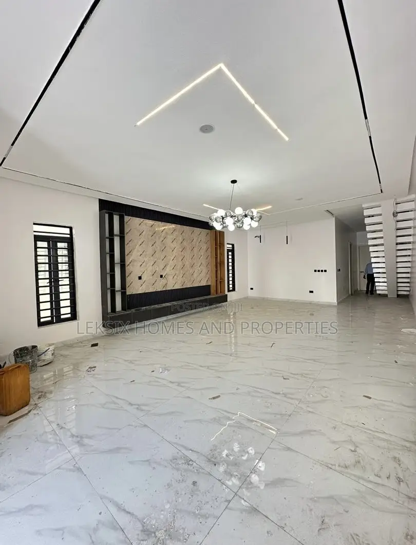 5bdrm Duplex in A Well Secured, Lekki Phase 2 for sale