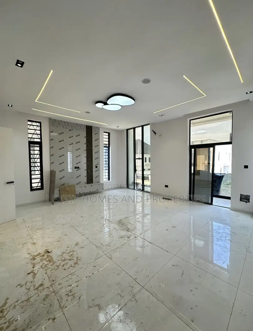 5bdrm Duplex in A Well Secured, Lekki Phase 2 for sale