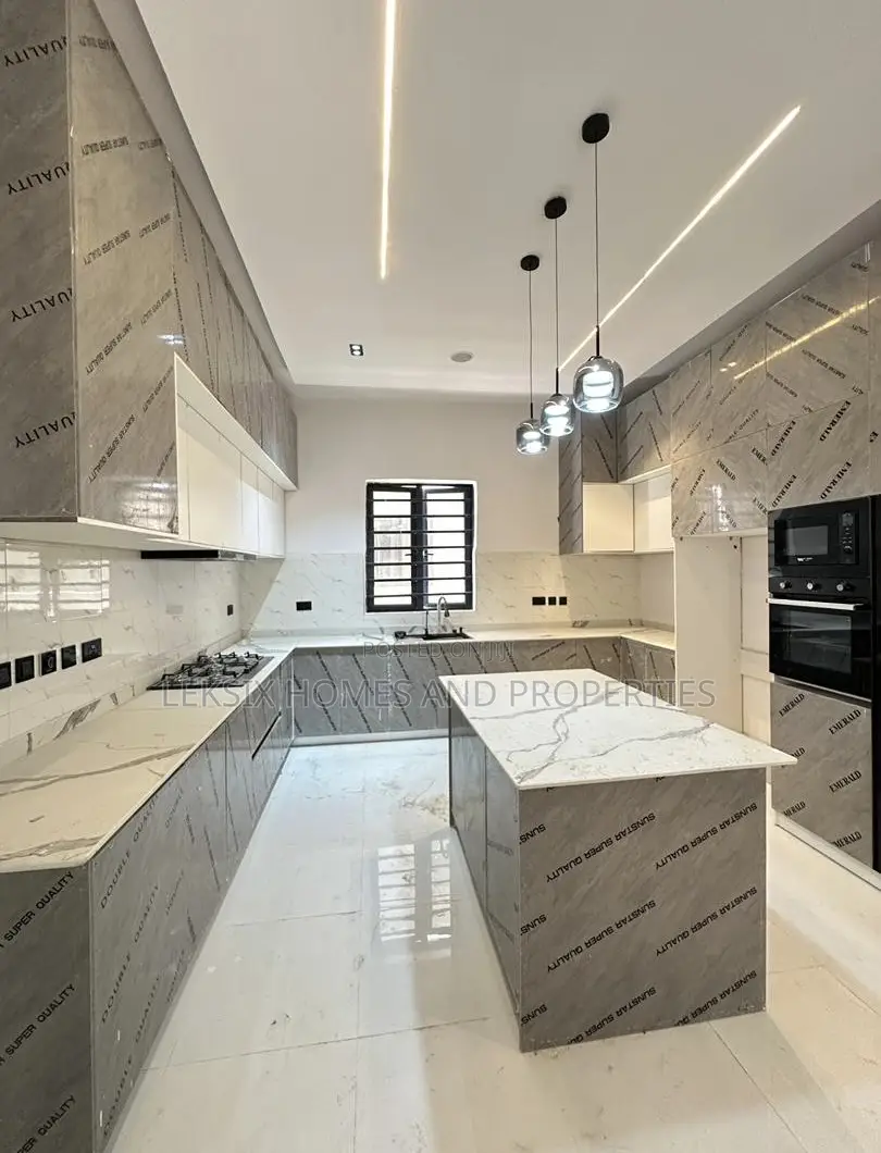 5bdrm Duplex in A Well Secured, Lekki Phase 2 for sale