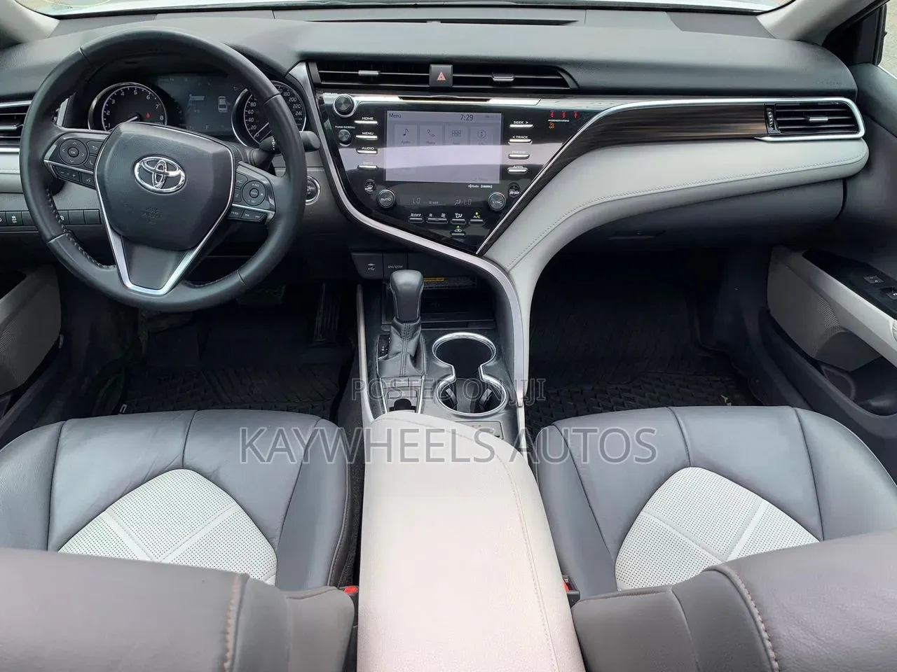 Toyota Camry XLE FWD (2.5L 4cyl 8AM) 2018 Blue