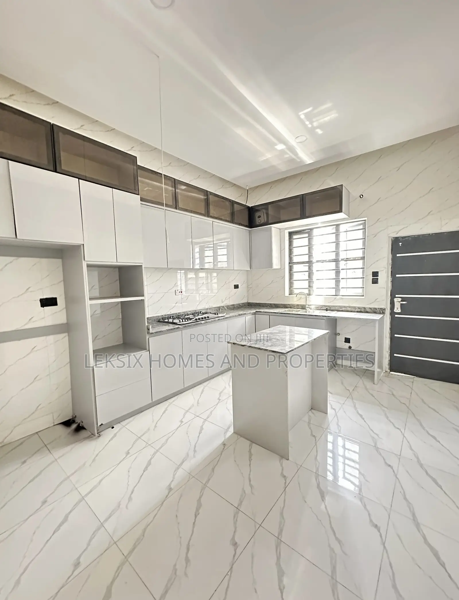 4bdrm Duplex in A Well Secured, Lekki Phase 2 for sale
