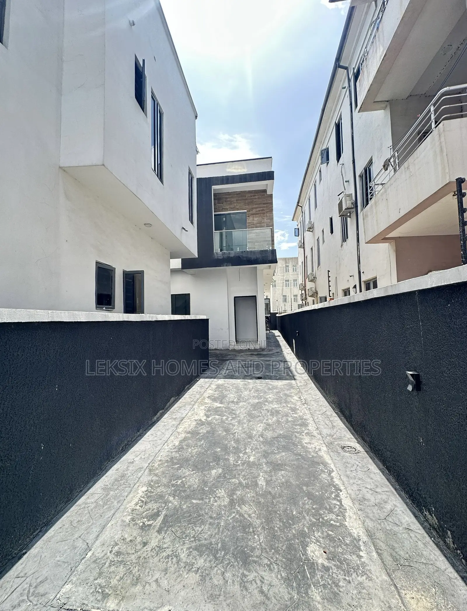 4bdrm Duplex in A Well Secured, Lekki Phase 2 for sale