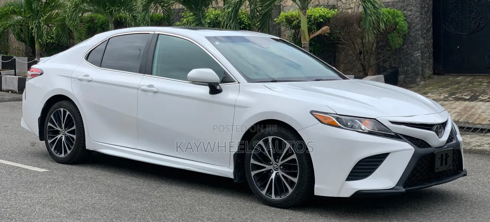 Toyota Camry SE FWD (2.5L 4cyl 8AM) 2018 White